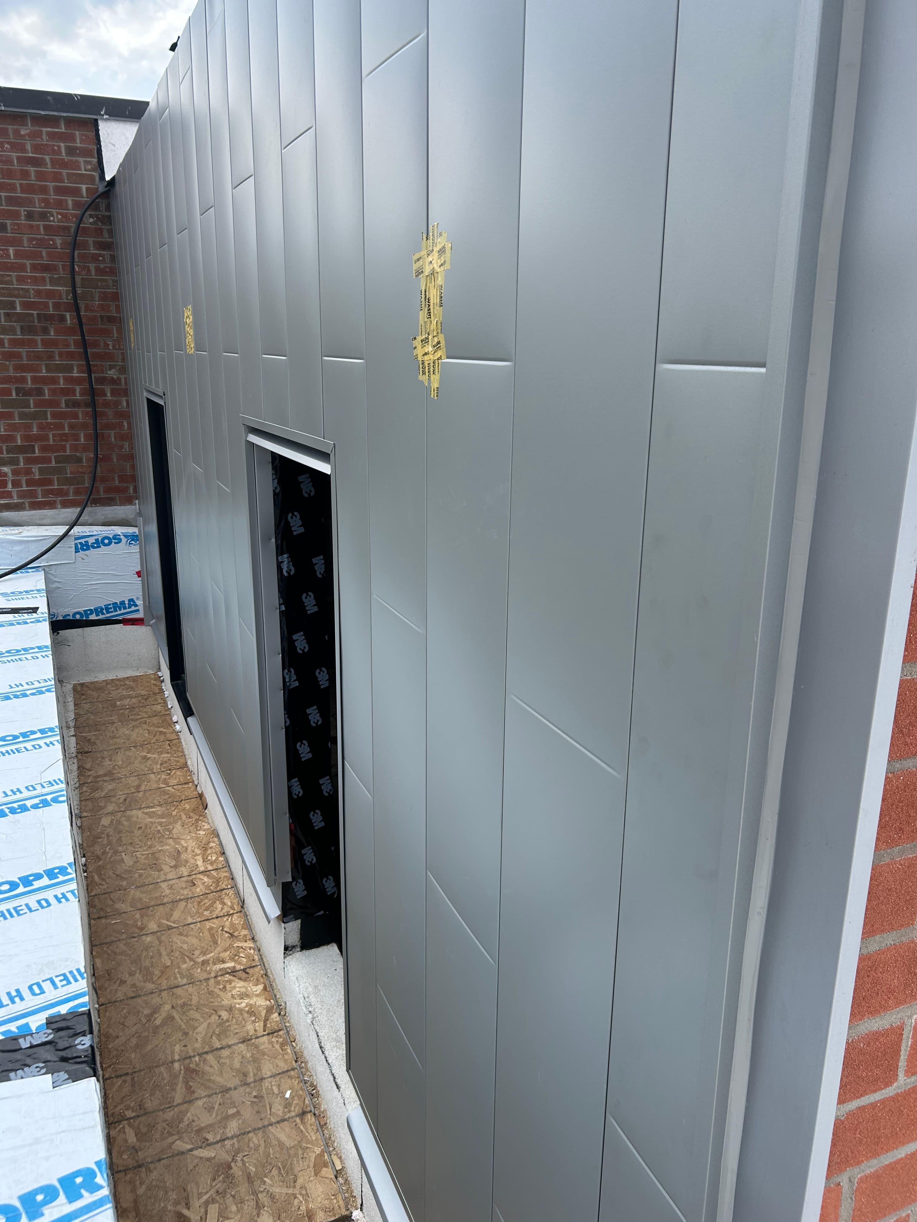 Pose de panneaux d'acier MAC Metal Bloc | Rue Parthenais, Montréal